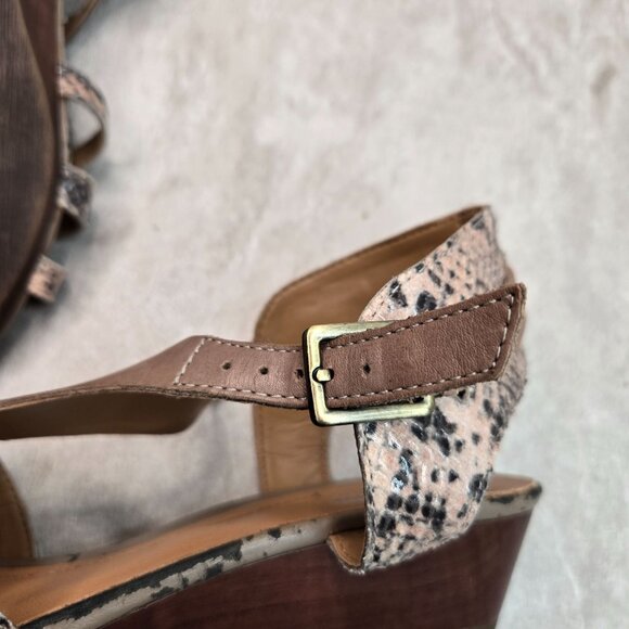Clarks Low Wedge Sandals Size 8.5 Brown Leather Animal Print Minimalist T Strap - Picture 10 of 12
